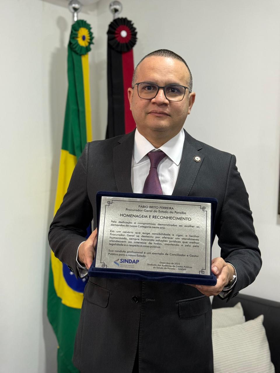 Procurador-Geral do Estado recebe homenagem do Sindicato dos Auditores de Contas Públicas