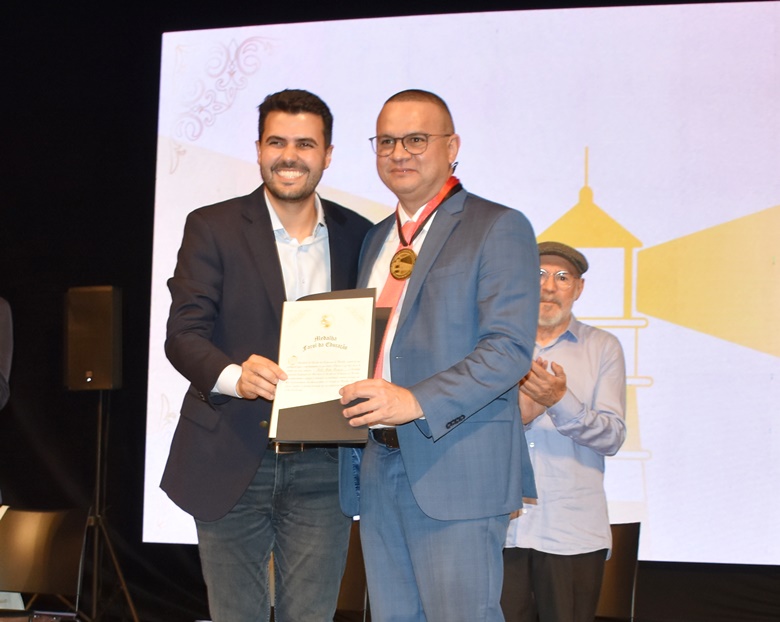 Procurador-Geral Estado é homenageado com Medalha “Farol da Educação”