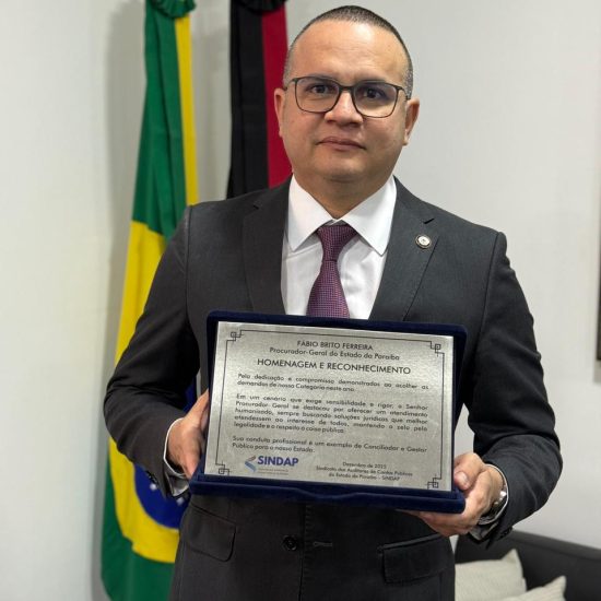 Procurador-Geral do Estado recebe homenagem do Sindicato dos Auditores de Contas Públicas