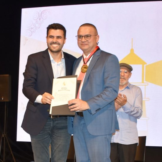 Procurador-Geral Estado é homenageado com Medalha “Farol da Educação”